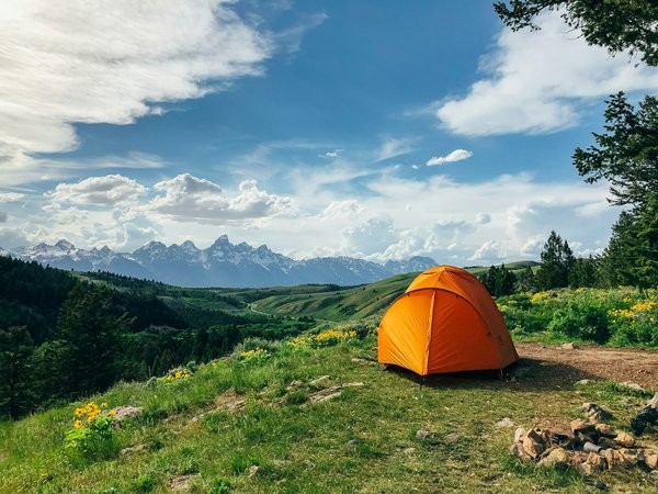 Quels sont les avantages du camping en montagne pour les amateurs de randonnée?